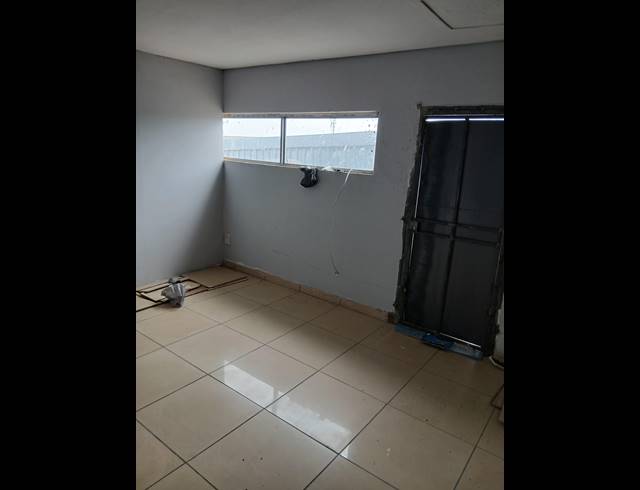 95M² BUSINESS TO LET IN ZINNIAVILLE